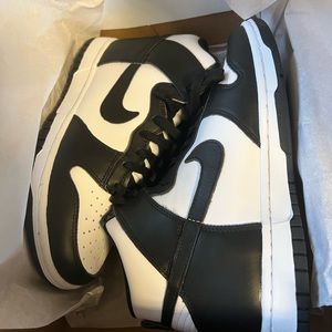 PANDA NIKE DUNKS NWT SIZE WOMENS 8